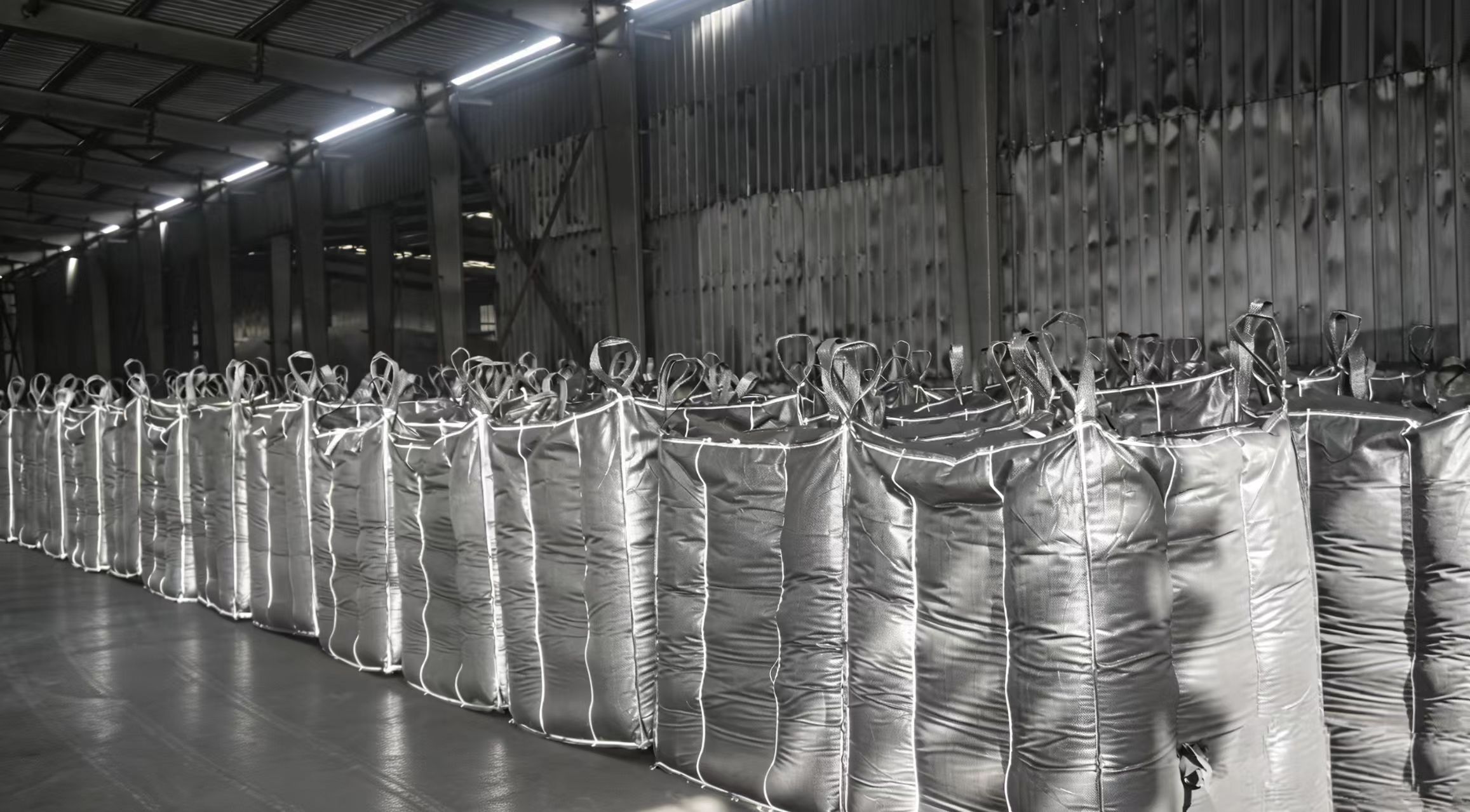 Activated carbon export packaging in ton bags and containers